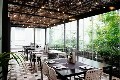 Un restaurante o sitio para comer en Petit Palace Santa Bárbara