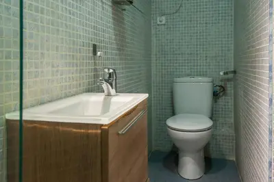 Un baño de Apartamento con Estilo en Madrid de los Austrias -Tradición Renovada