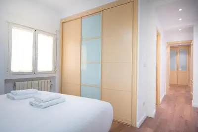 Cama o camas de una habitación en Bright and Wide apartment - Avenida de America