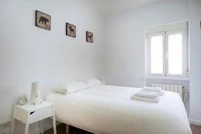 Cama o camas de una habitación en Bright and Wide apartment - Avenida de America