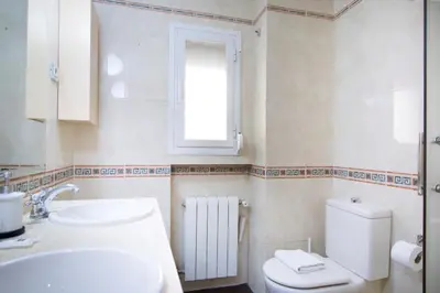 Un baño de Bright and Wide apartment - Avenida de America