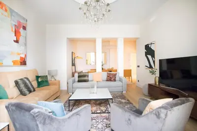 Una televisión o centro de entretenimiento en Bright Luxury apt. Puerta del Sol - Madrid