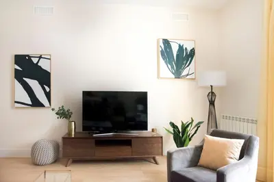 Una televisión o centro de entretenimiento en Bright Luxury apt. Puerta del Sol - Madrid