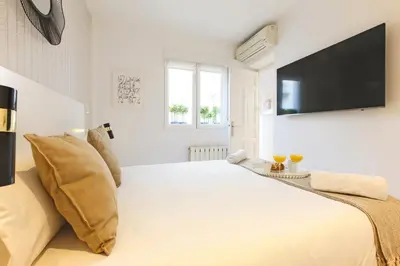 Una televisión o centro de entretenimiento en Sofia Suites