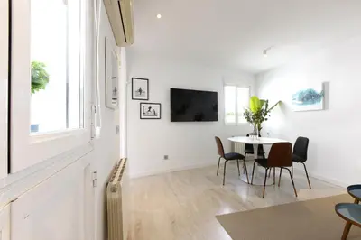 Una televisión o centro de entretenimiento en Sofia Suites