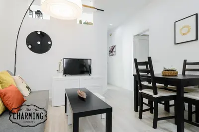 Una televisión o centro de entretenimiento en Atocha - Apartamento de 2 dormitorios en el Centro de Madrid