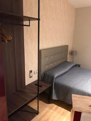 Cama o camas de una habitación en Hostal 4C Cuatro Caminos