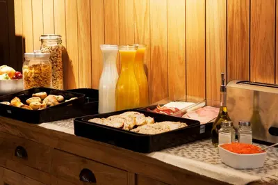 Comida en o cerca de este hotel
