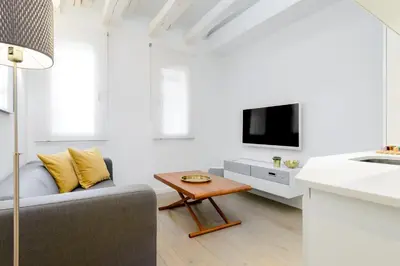 Una televisión o centro de entretenimiento en Reina Sofía - Buhardilas con encanto, AC