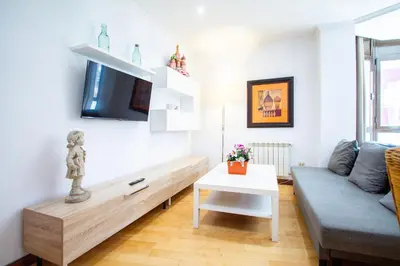 Una televisión o centro de entretenimiento en Apartamentos Adelfas