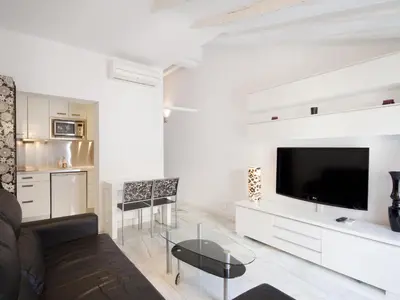 Una televisión o centro de entretenimiento en Deluxe en plaza mayor
