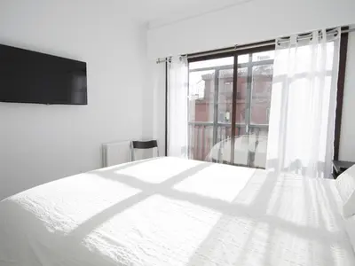 Cama o camas de una habitación en Piso parking en el madrid más castizo