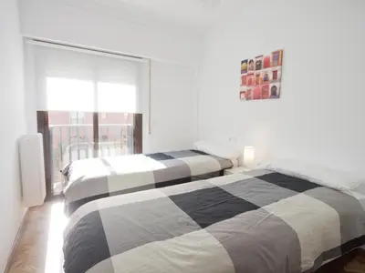 Cama o camas de una habitación en Piso parking en el madrid más castizo