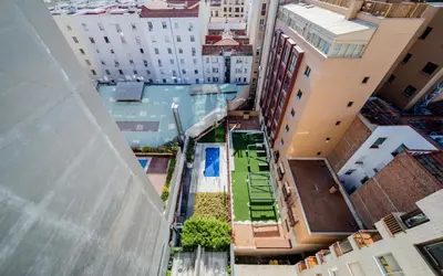 Piscina en o cerca de Edmond Vibes Barrio de Salamanca