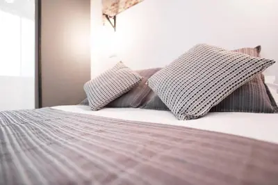Cama o camas de una habitación en INTIMATE AND ARTISTIC FLAT WIFI PUERTA DEL SOL
