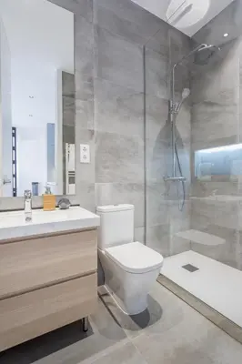 Un baño de Luxury Silver Apartment just steps from Gran Vía by Batuecas