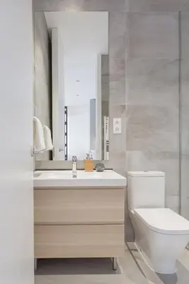 Un baño de Luxury Silver Apartment just steps from Gran Vía by Batuecas