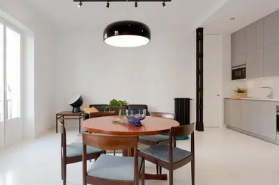 Una cocina o zona de cocina en Luxury Silver Apartment just steps from Gran Vía by Batuecas