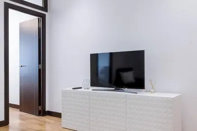 Una televisión o centro de entretenimiento en Beautiful 2 bedroom apartment Tirso de Molina By Batuecas