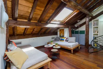 Cama o camas de una habitación en Rustic 5 Bedroom Atic, La Latina (Centre Madrid)