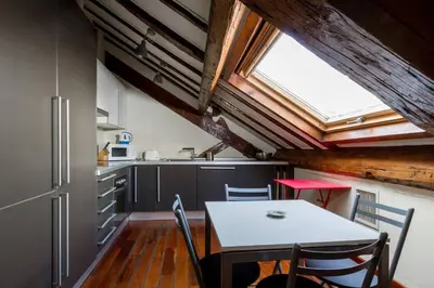 Una cocina o zona de cocina en Rustic 5 Bedroom Atic, La Latina (Centre Madrid)
