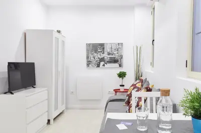 Una televisión o centro de entretenimiento en LEEWAYS APARTMENT in DIVINO PASTOR