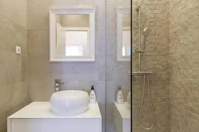Un baño de Marvelous Apartment of 3 Bedrooms near La Latina by Batuecas