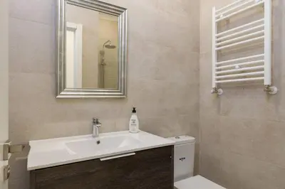 Un baño de Marvelous Apartment of 3 Bedrooms near La Latina by Batuecas