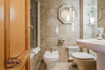 Un baño de Argüelles - Apartamento acogedor para 4, AC