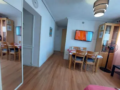 Una televisión o centro de entretenimiento en HomeStay Olivos
