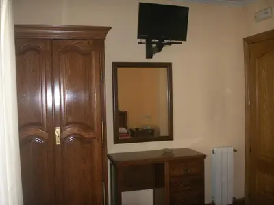 Una televisión o centro de entretenimiento en Hostal La Nava