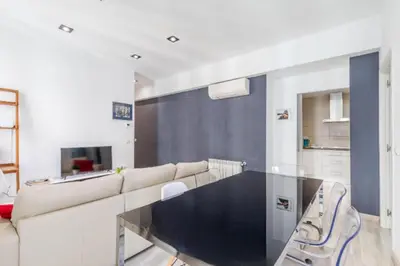 Una televisión o centro de entretenimiento en Spacious flat puerta del sol
