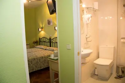 Un baño de Hostal Los Alpes