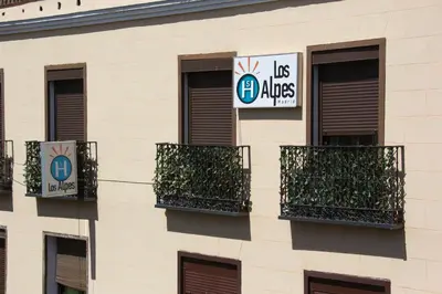 Certificado, premio, señal o documento que está expuesto en Hostal Los Alpes