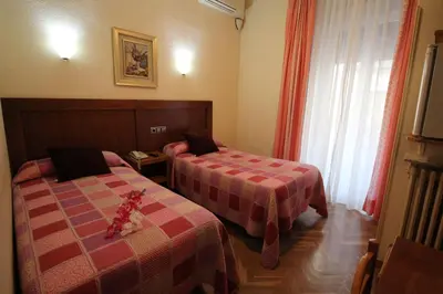 Cama o camas de una habitación en Hostal Greco Gran Vía Madrid