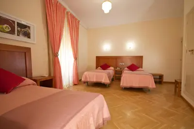 Cama o camas de una habitación en Hostal Greco Gran Vía Madrid