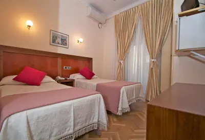 Cama o camas de una habitación en Hostal Greco Gran Vía Madrid