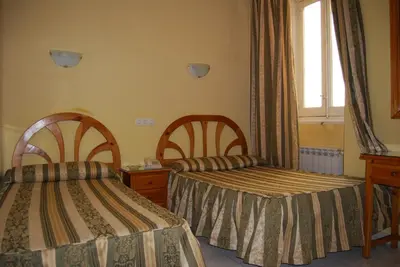 Cama o camas de una habitación en Hostal La Perla Asturiana
