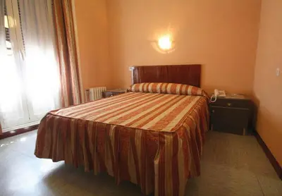 Cama o camas de una habitación en Hostal La Perla Asturiana