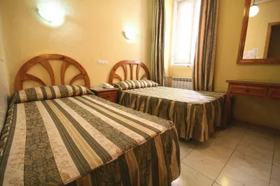 Cama o camas de una habitación en Hostal La Perla Asturiana