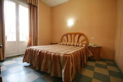 Cama o camas de una habitación en Hostal La Perla Asturiana