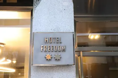 Certificado, premio, señal o documento que está expuesto en Hotel Freedom
