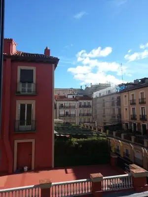 Edificio en el que se encuentra el hostal o pensión