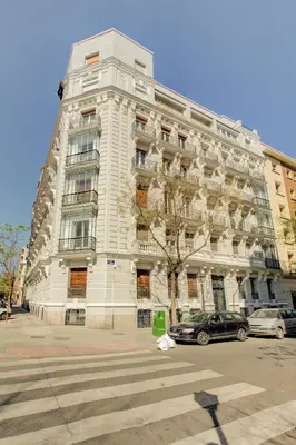 Edificio en el que se encuentra la habitación en casa particular