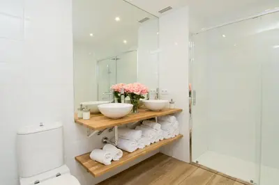 Un baño de Hellenhost - Gran Vía