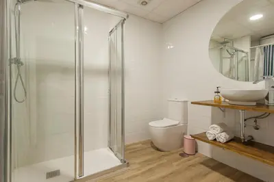 Un baño de Hellenhost - Gran Vía