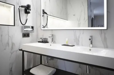 Un baño de Riu Plaza España