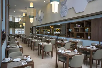 Un restaurante o sitio para comer en Riu Plaza España