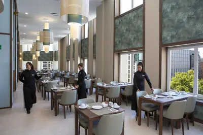 Un restaurante o sitio para comer en Riu Plaza España
