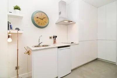 Una cocina o zona de cocina en Modern Studio in Embajadores Street by Batuecas